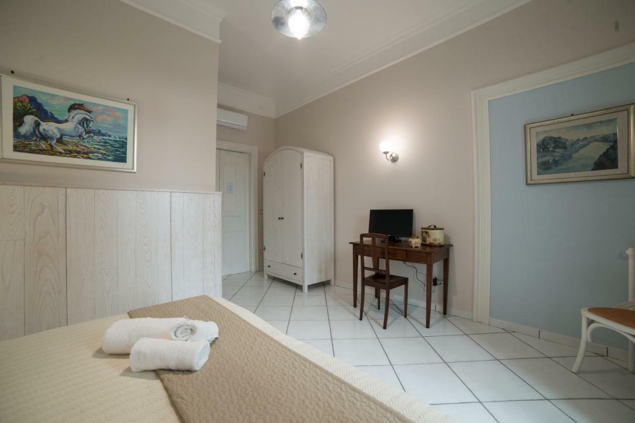 La Tartaruga B&B Salerno Bagian luar foto